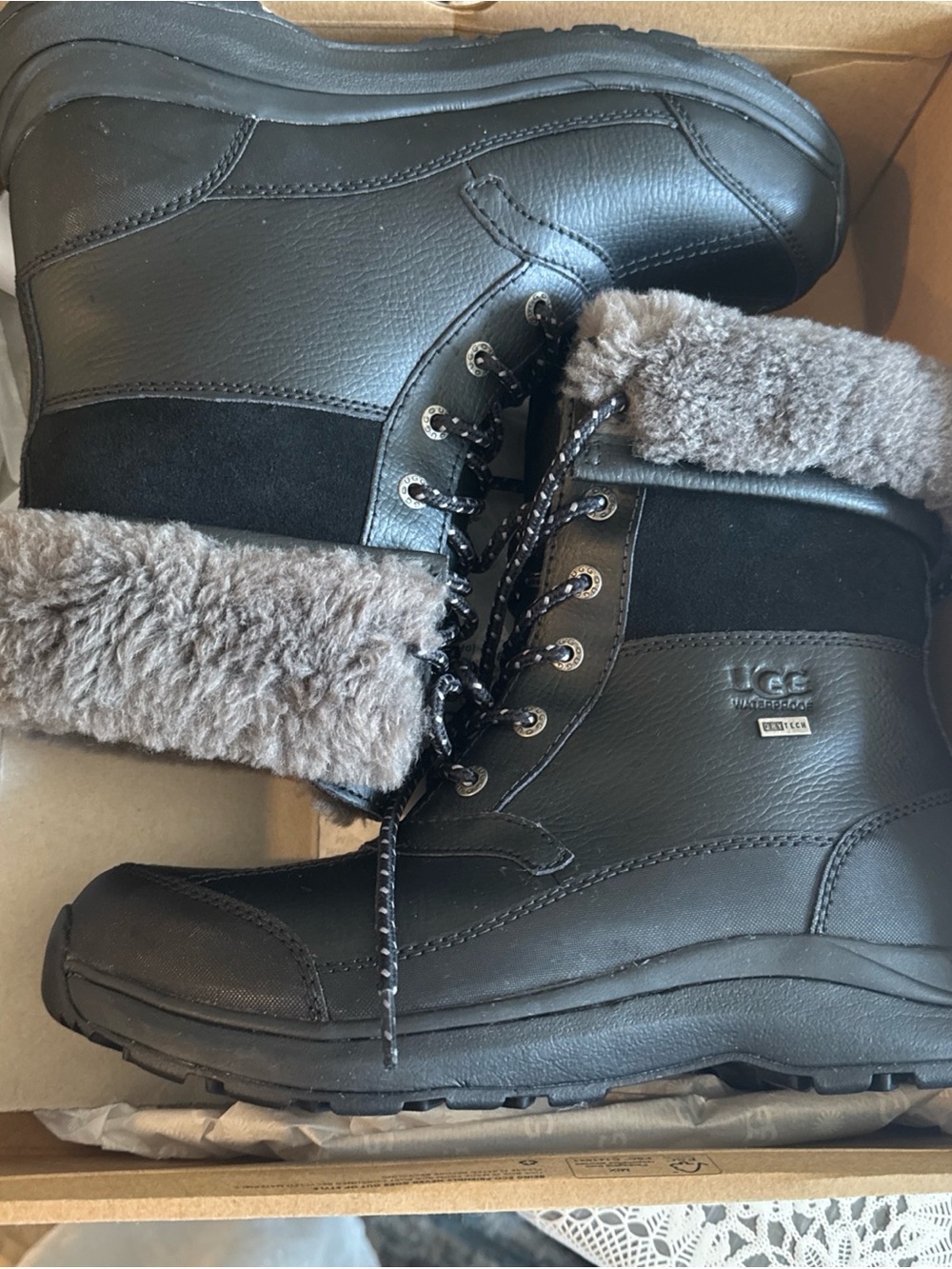 UGG Black Lace-Up Faux Fur Cuff Cold-Weather Ankle Boots, size 10